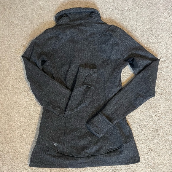 Lululemon Half zip, zip pocket, thumb holes and foldable to mitten - Picture 2 of 3